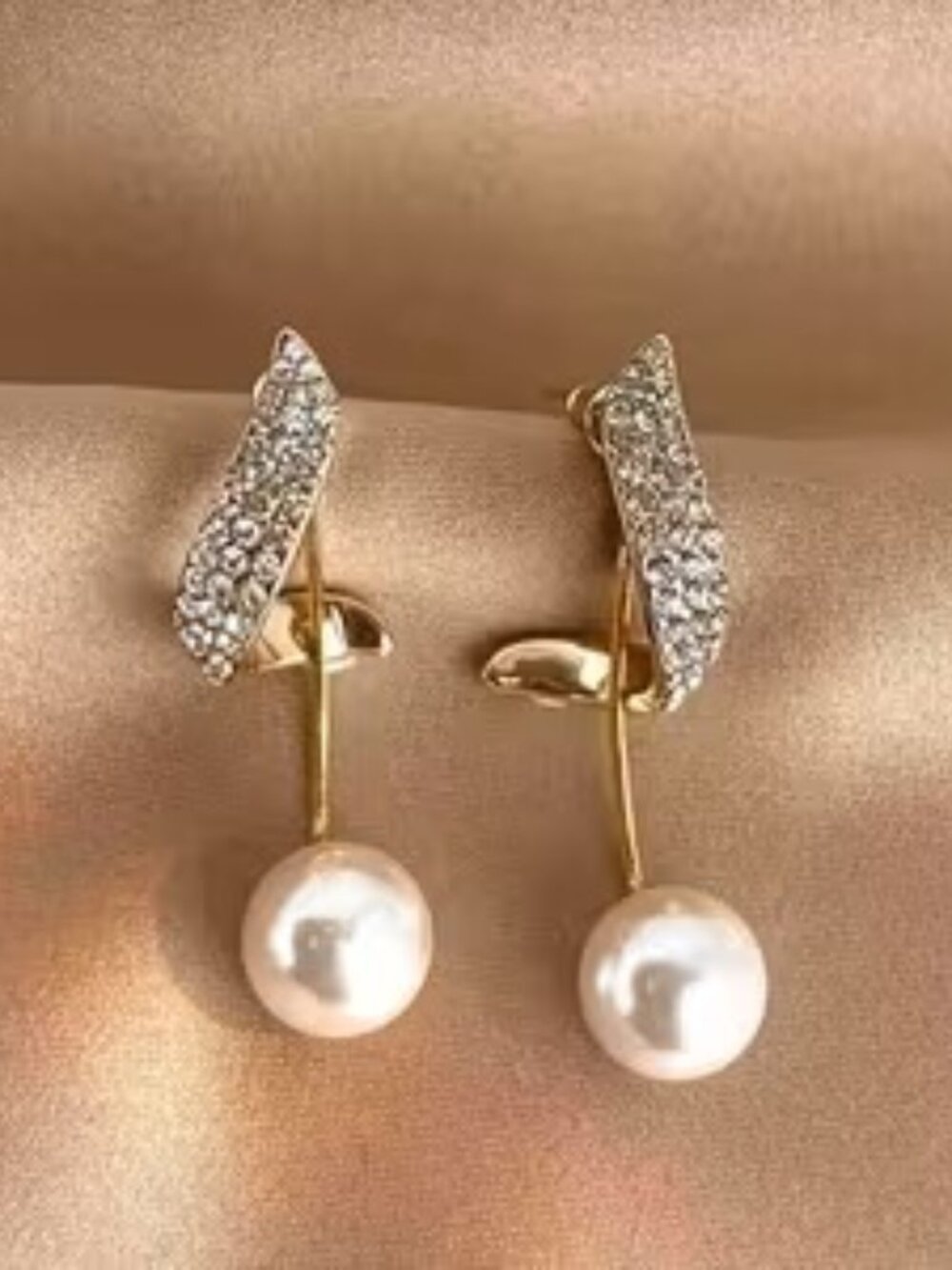 Brand New Elegant Rhinestones And Pearls Earrings